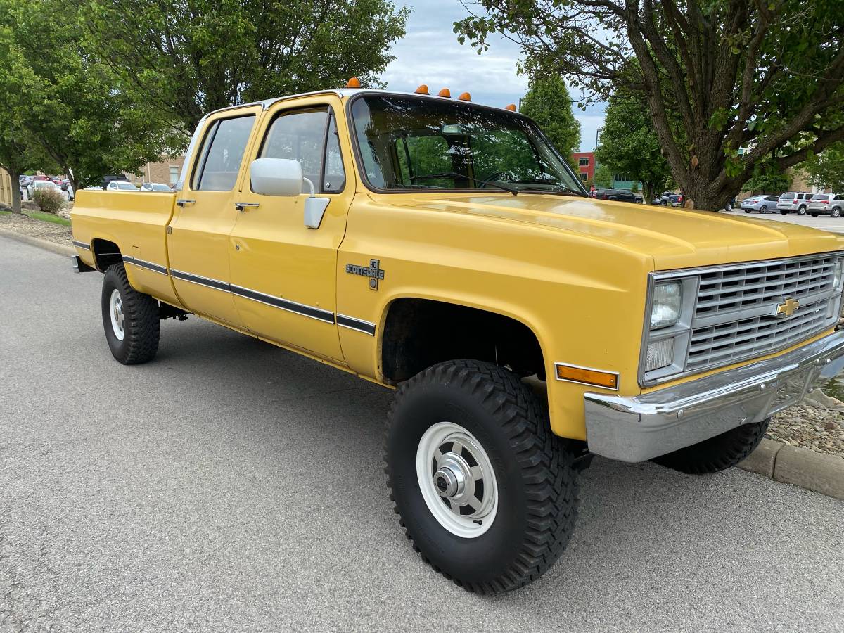 Chevrolet-Silverado-3500-hd-crew-cab-1984-yellow-11