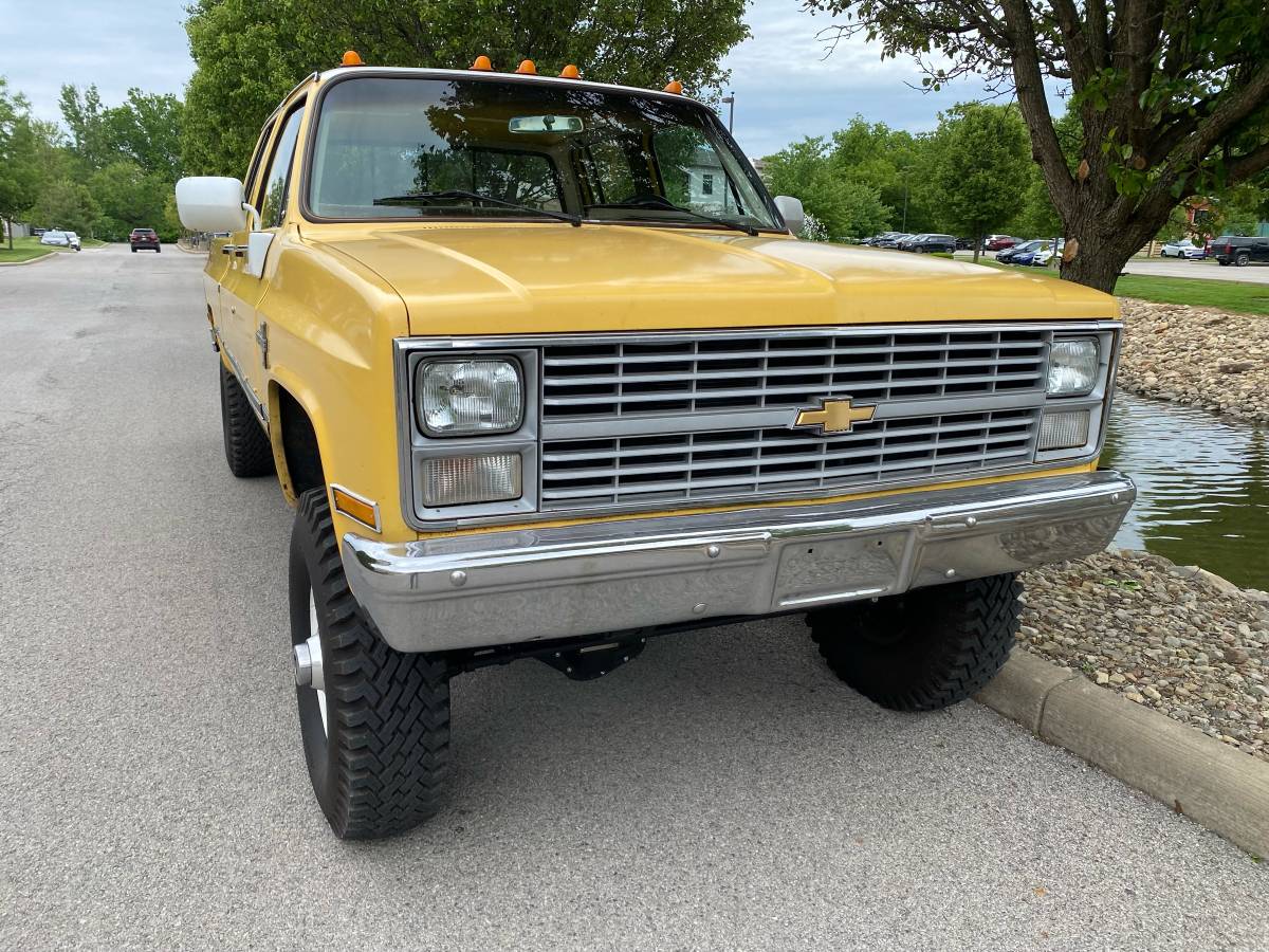 Chevrolet-Silverado-3500-hd-crew-cab-1984-yellow-12
