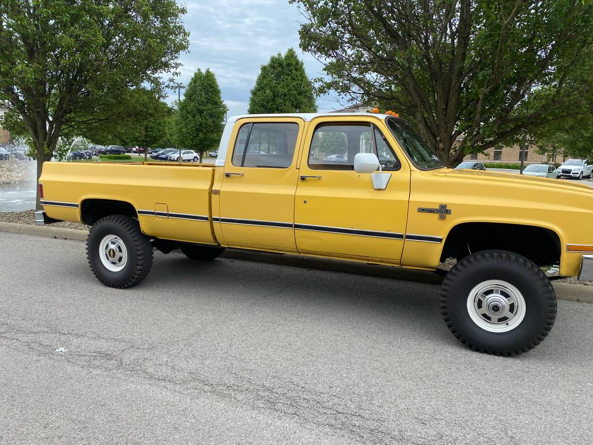 Chevrolet-Silverado-3500-hd-crew-cab-1984-yellow-14