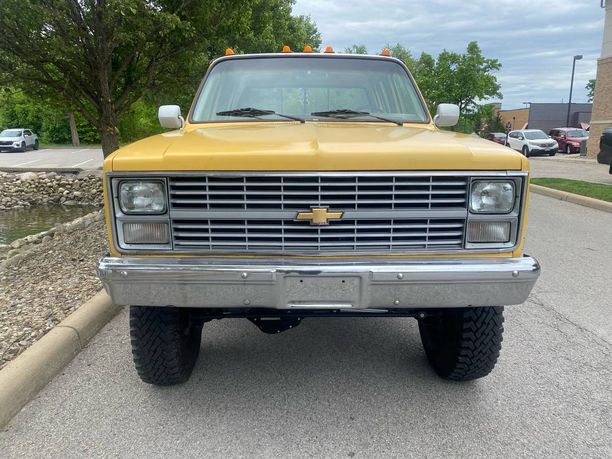 Chevrolet-Silverado-3500-hd-crew-cab-1984-yellow-2