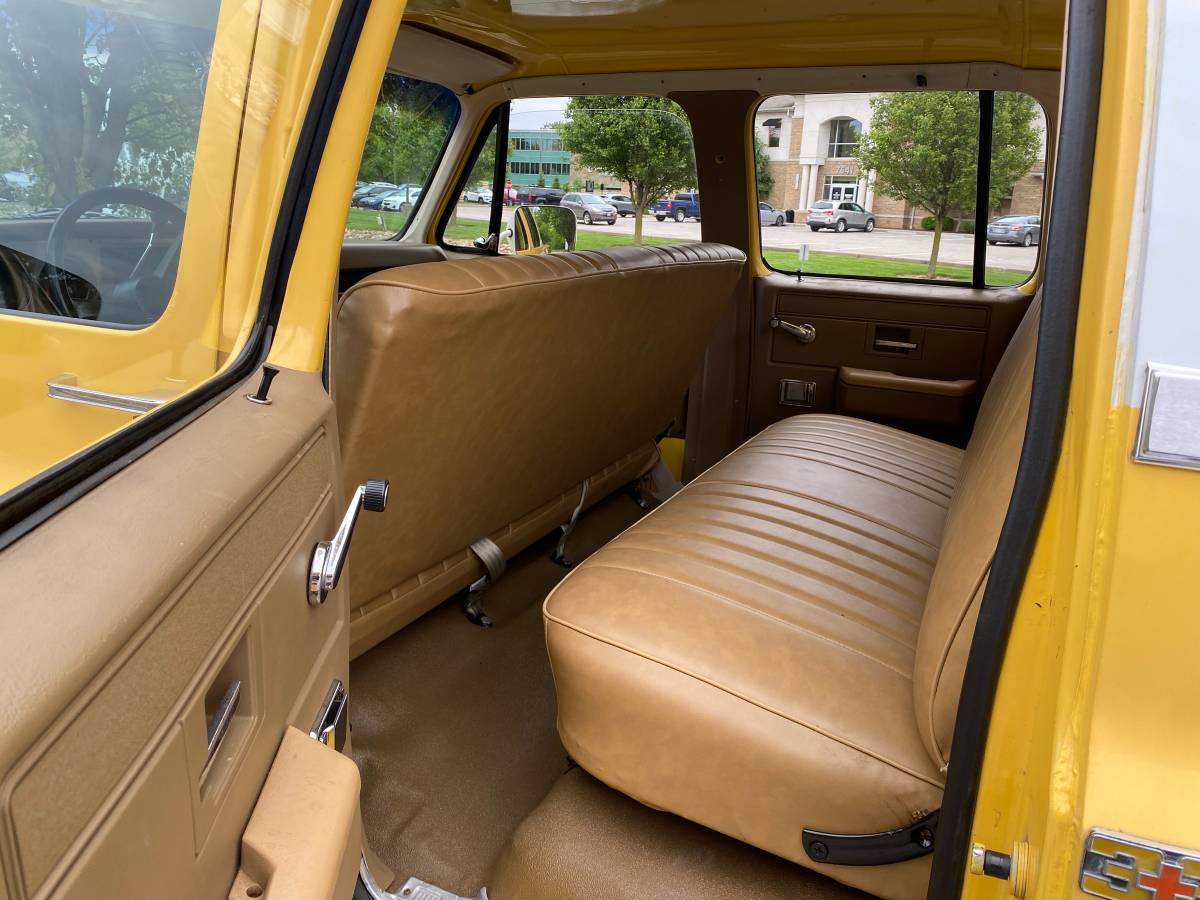 Chevrolet-Silverado-3500-hd-crew-cab-1984-yellow-22