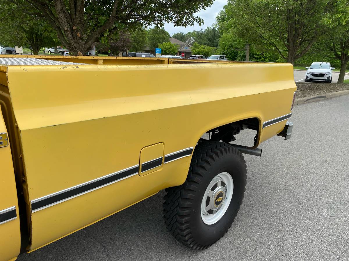 Chevrolet-Silverado-3500-hd-crew-cab-1984-yellow-5