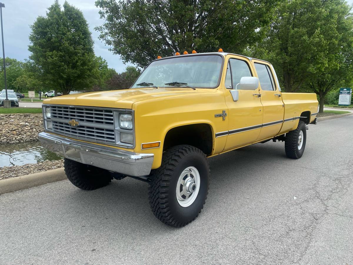 Chevrolet-Silverado-3500-hd-crew-cab-1984-yellow