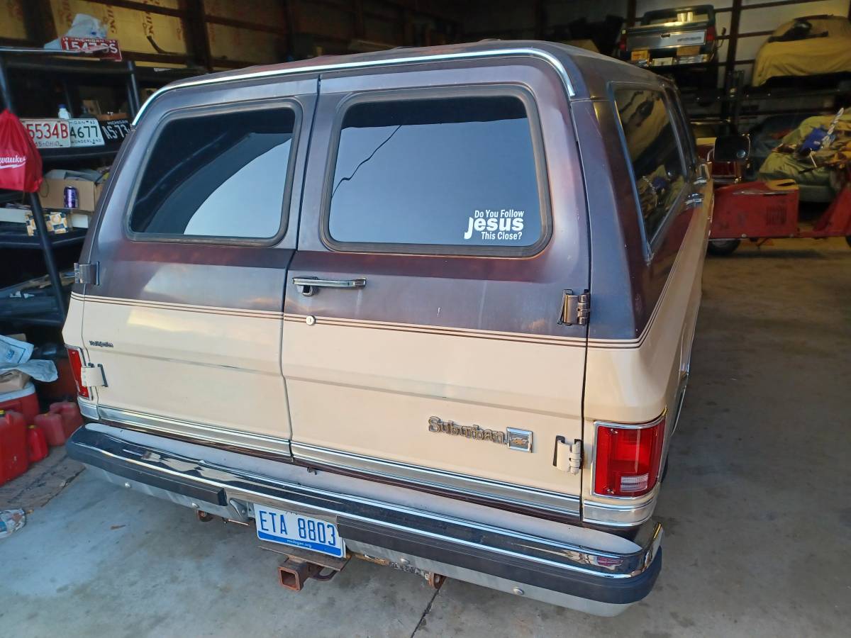 Chevrolet-Silverado-suburban-1987-brown-11