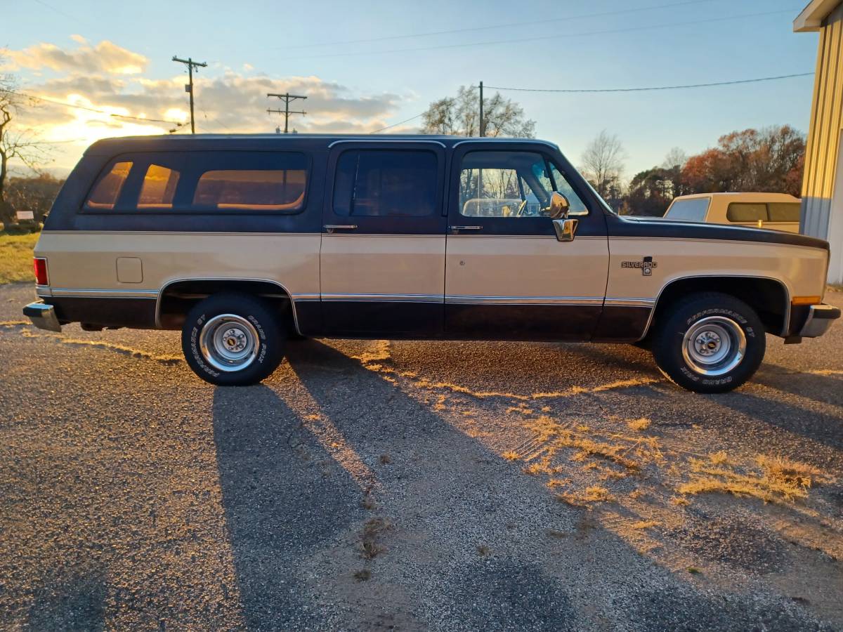 Chevrolet-Silverado-suburban-1987-brown-2