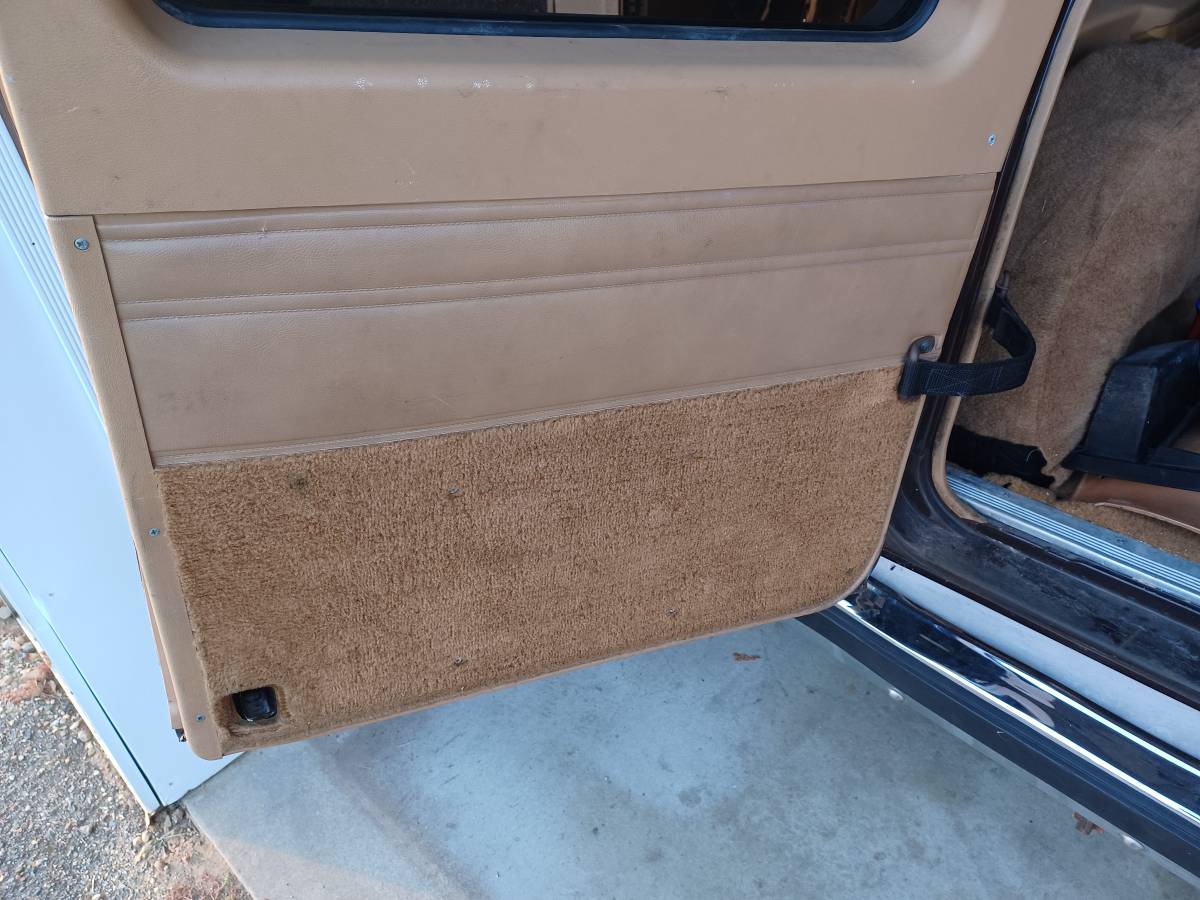 Chevrolet-Silverado-suburban-1987-brown-3