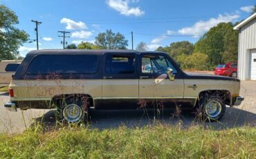 Chevrolet-Silverado-suburban-1987-brown