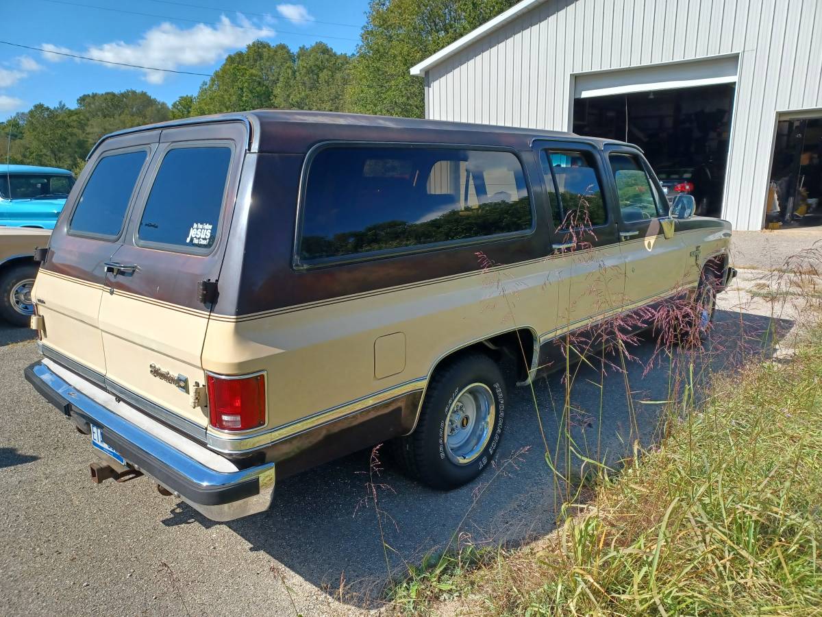 Chevrolet-Silverado-suburban-1987-brown-4
