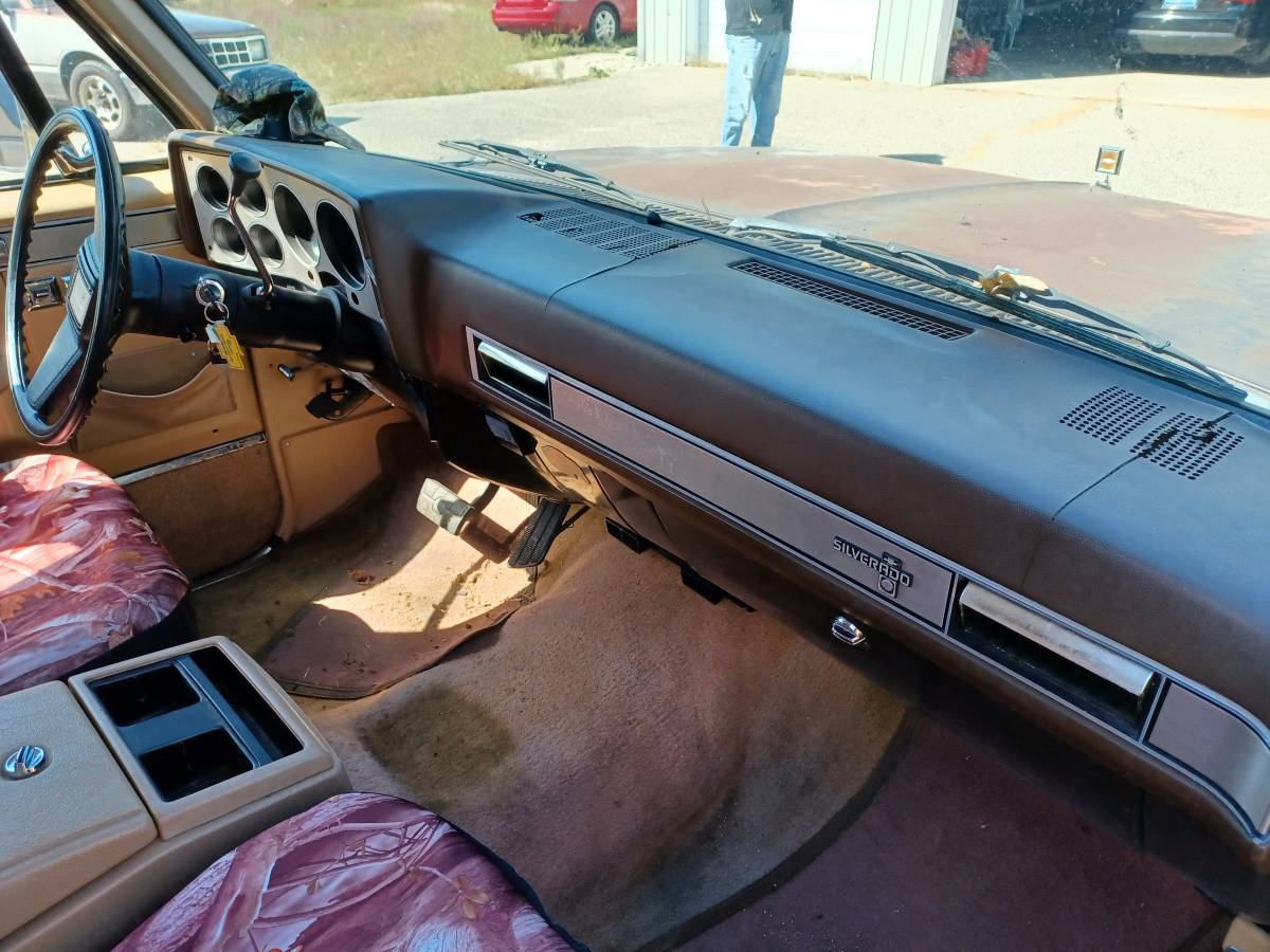 Chevrolet-Silverado-suburban-1987-brown-5