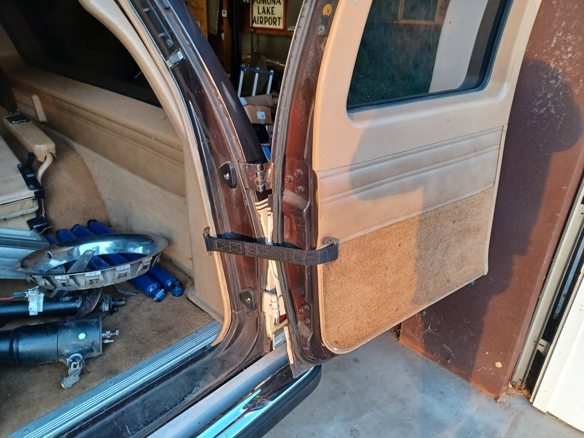 Chevrolet-Silverado-suburban-1987-brown-6