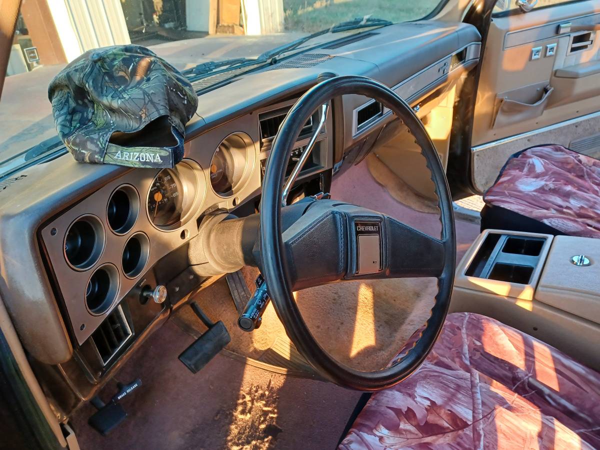 Chevrolet-Silverado-suburban-1987-brown-7