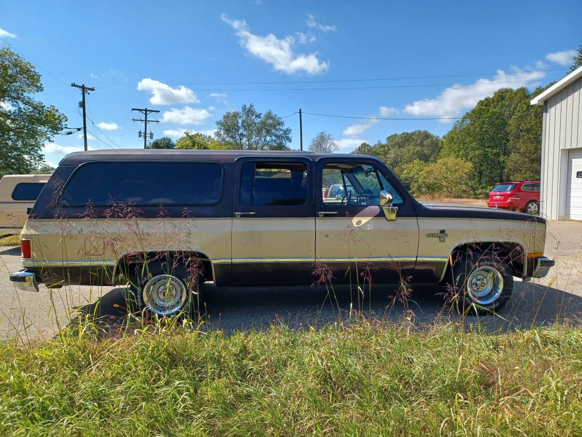 Chevrolet-Silverado-suburban-1987-brown
