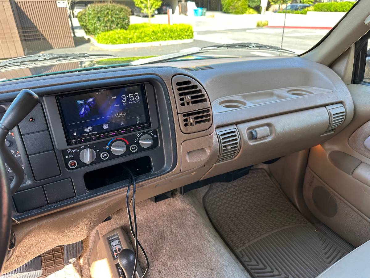 Chevrolet-Suburban-1500-lt-4wd-1995-green-5