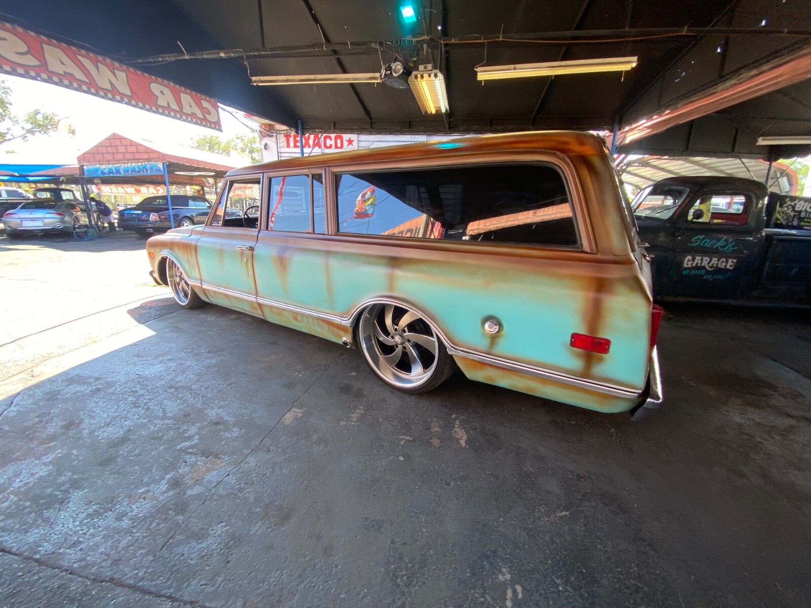 Chevrolet-Suburban-1968-Coupe-1