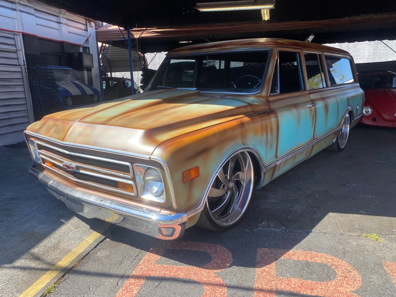 Chevrolet-Suburban-1968-Coupe-10