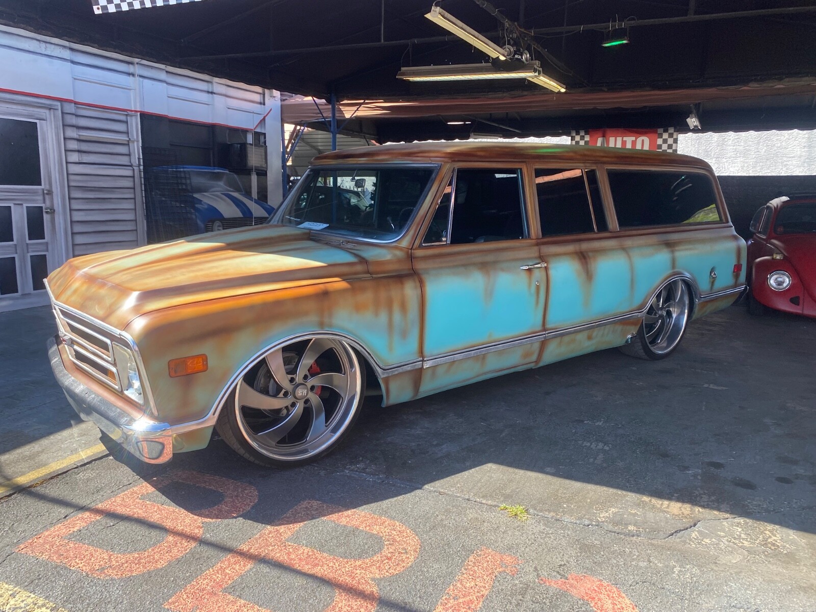Chevrolet-Suburban-1968-Coupe-12