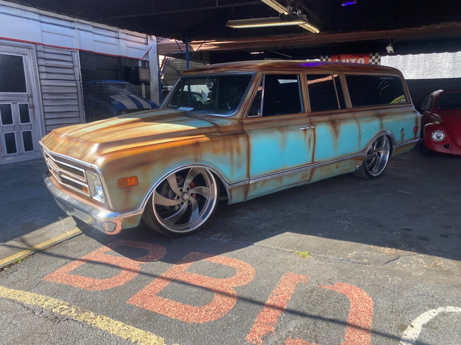 Chevrolet-Suburban-1968-Coupe-13