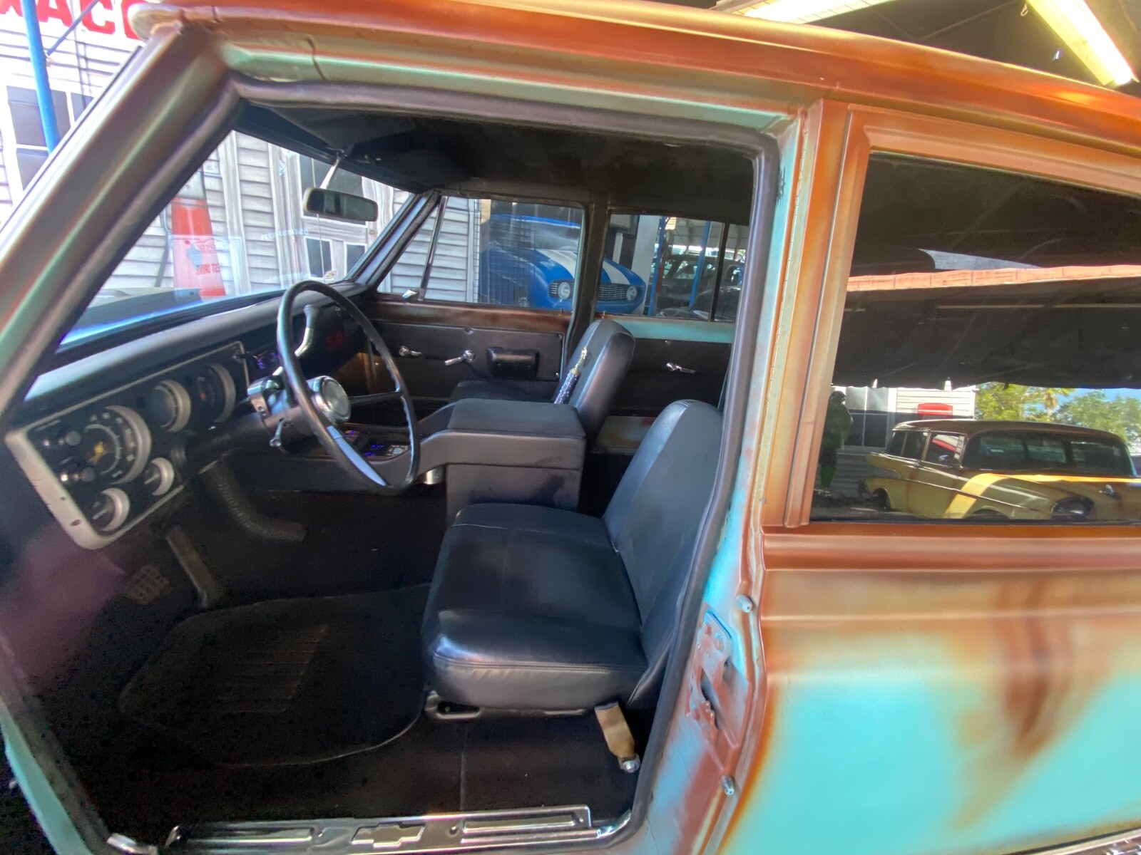Chevrolet-Suburban-1968-Coupe-18