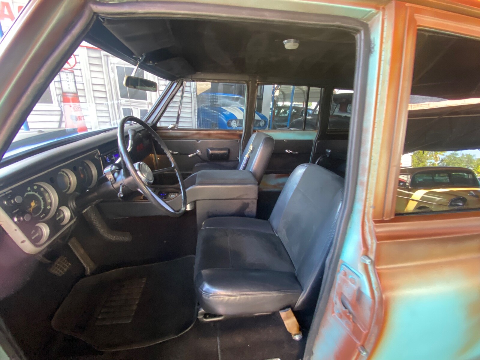 Chevrolet-Suburban-1968-Coupe-19