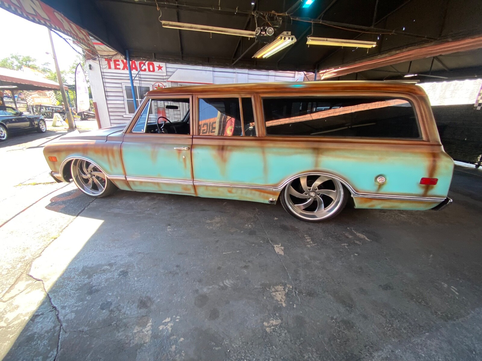 Chevrolet-Suburban-1968-Coupe-2