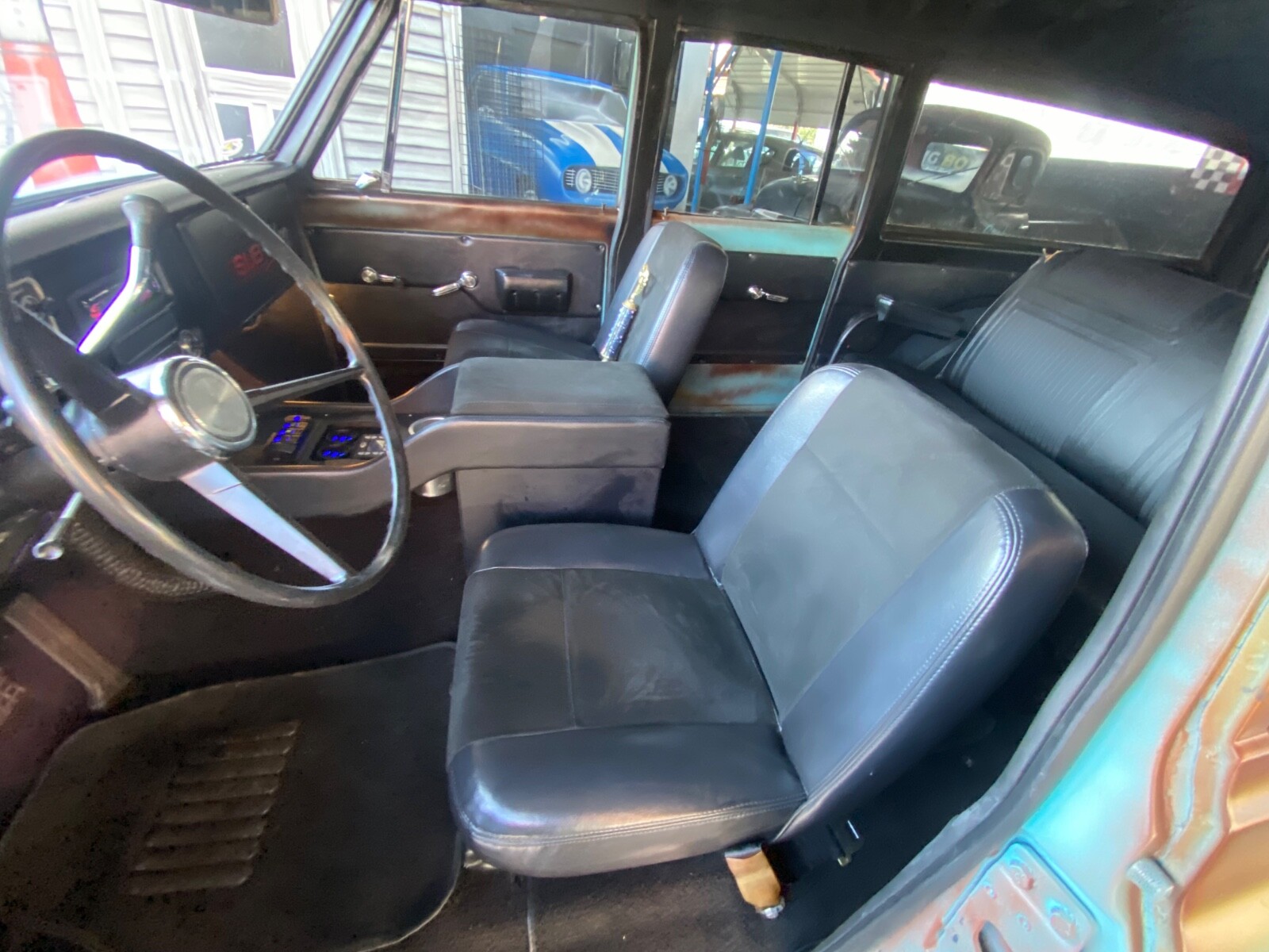 Chevrolet-Suburban-1968-Coupe-22