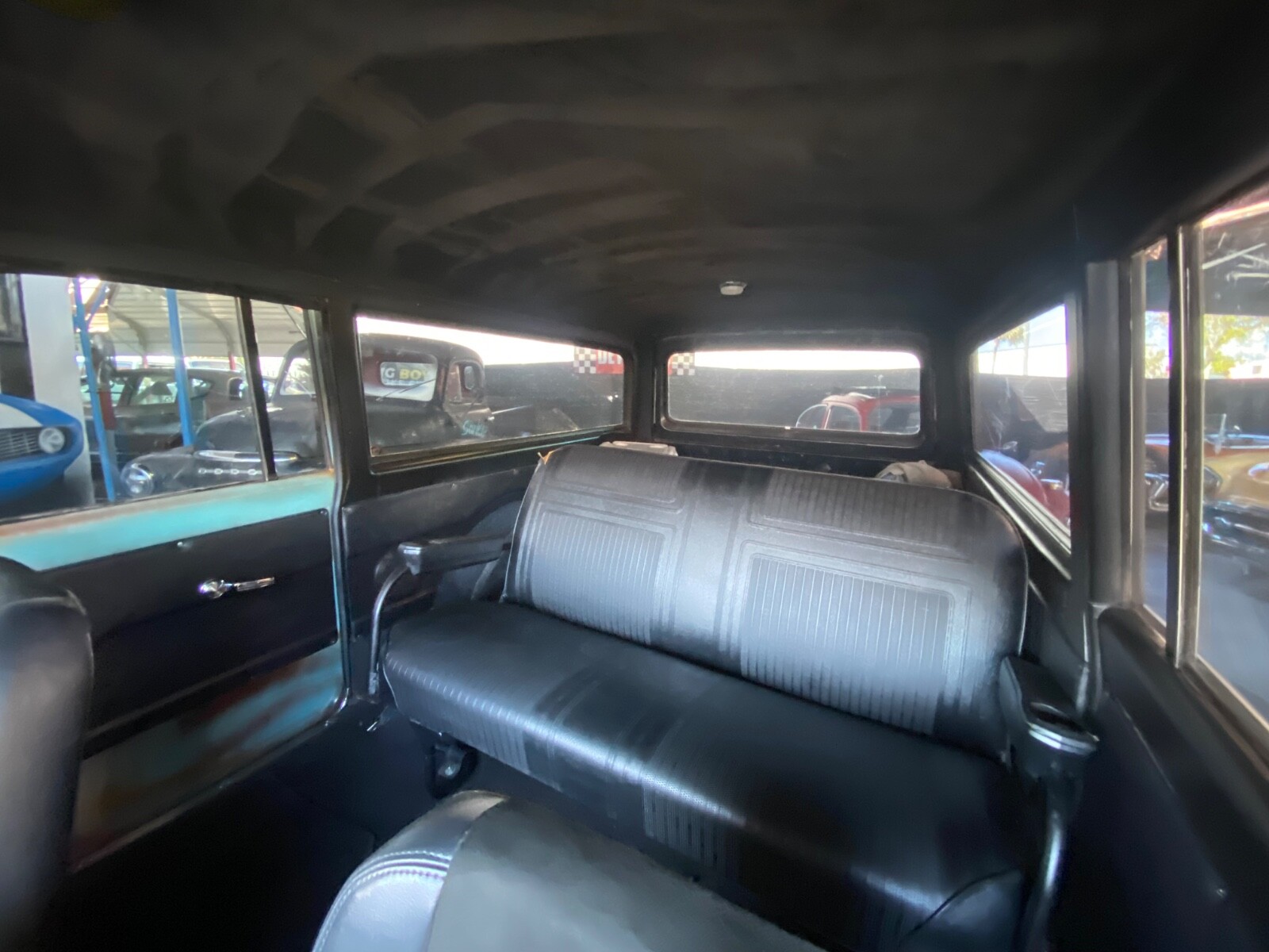 Chevrolet-Suburban-1968-Coupe-23