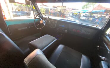 Chevrolet-Suburban-1968-Coupe-24