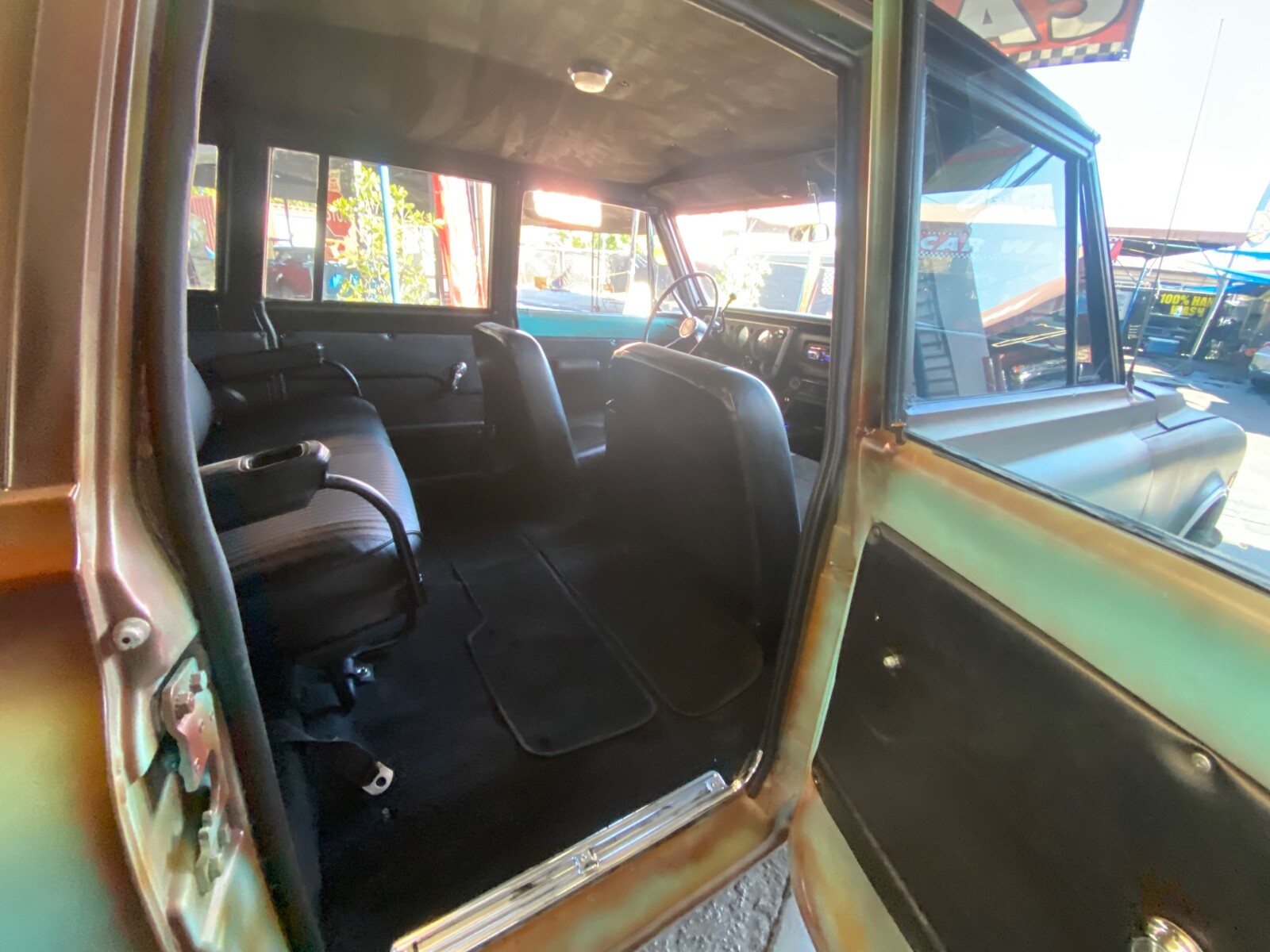 Chevrolet-Suburban-1968-Coupe-26