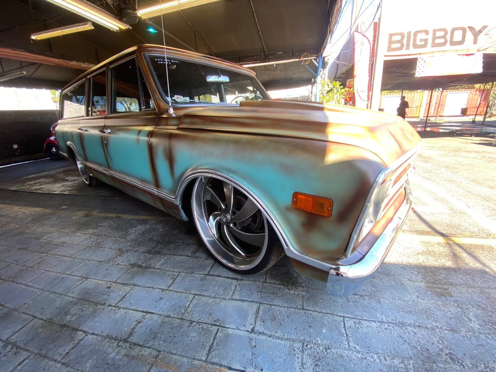 Chevrolet-Suburban-1968-Coupe-30