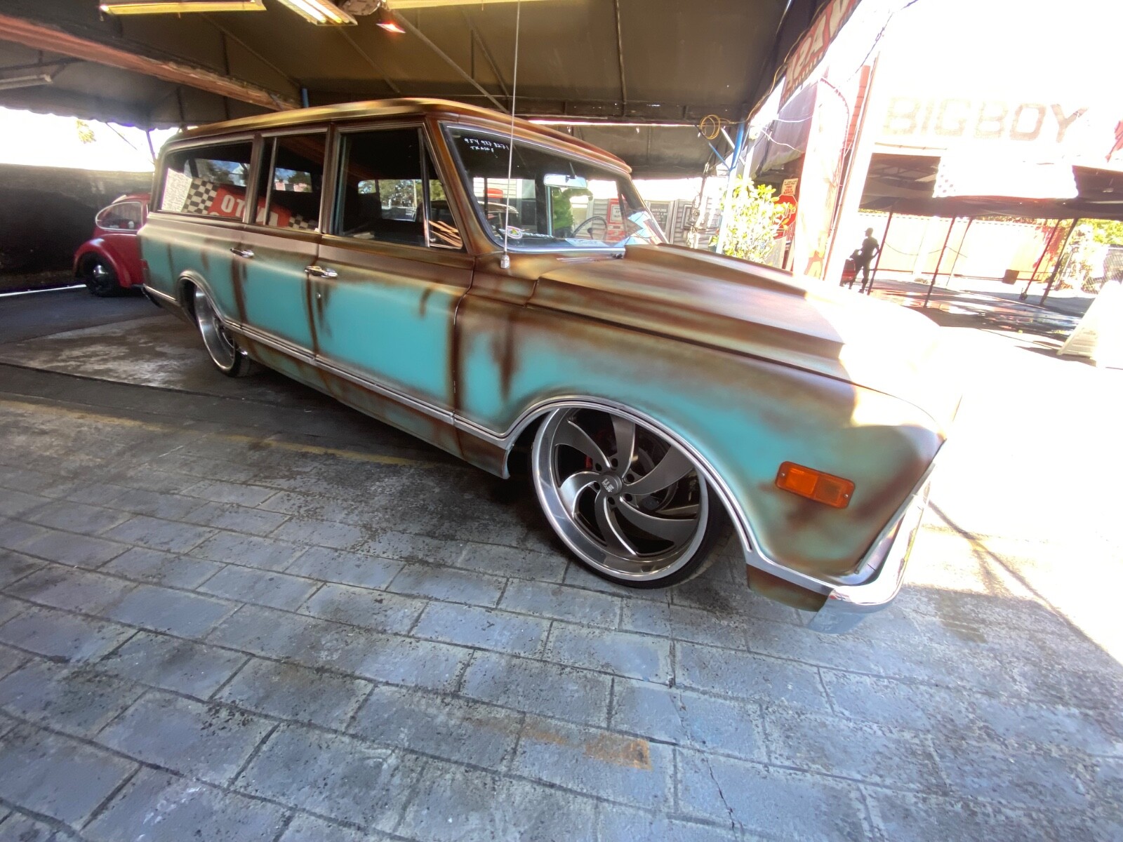 Chevrolet-Suburban-1968-Coupe-31
