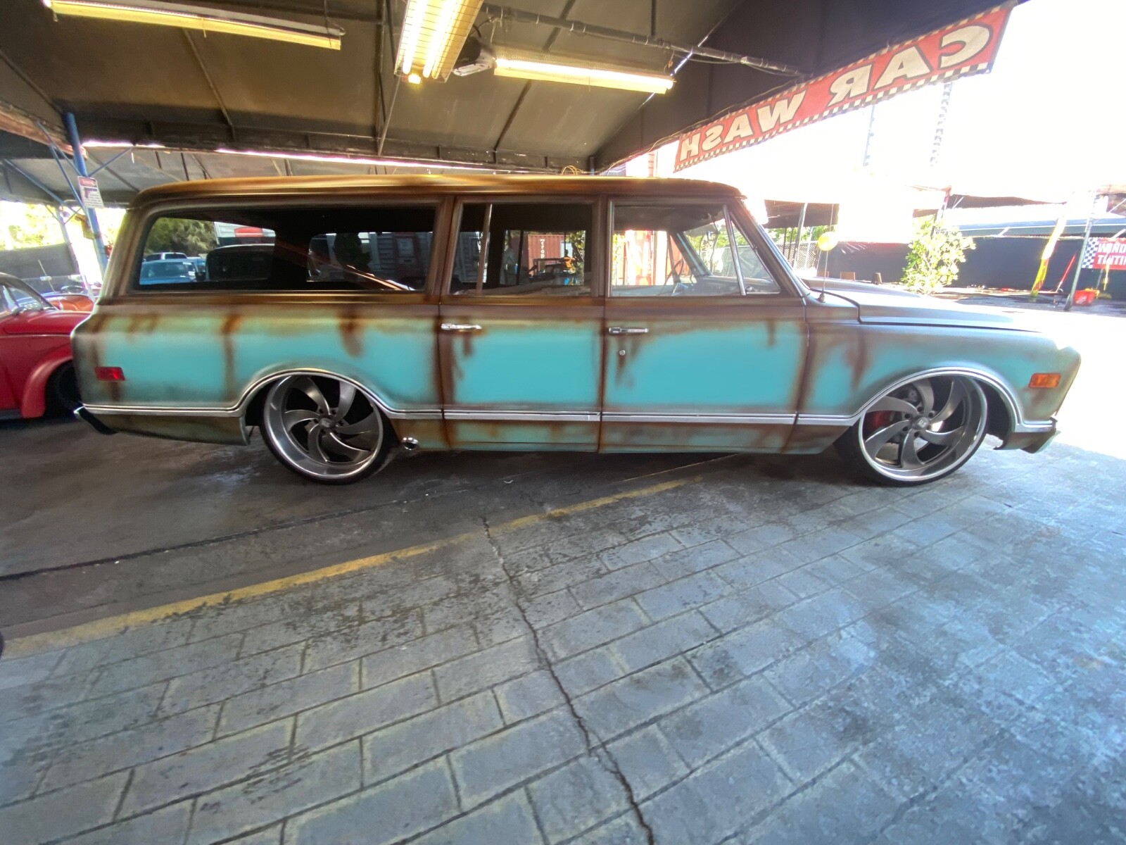 Chevrolet-Suburban-1968-Coupe-34