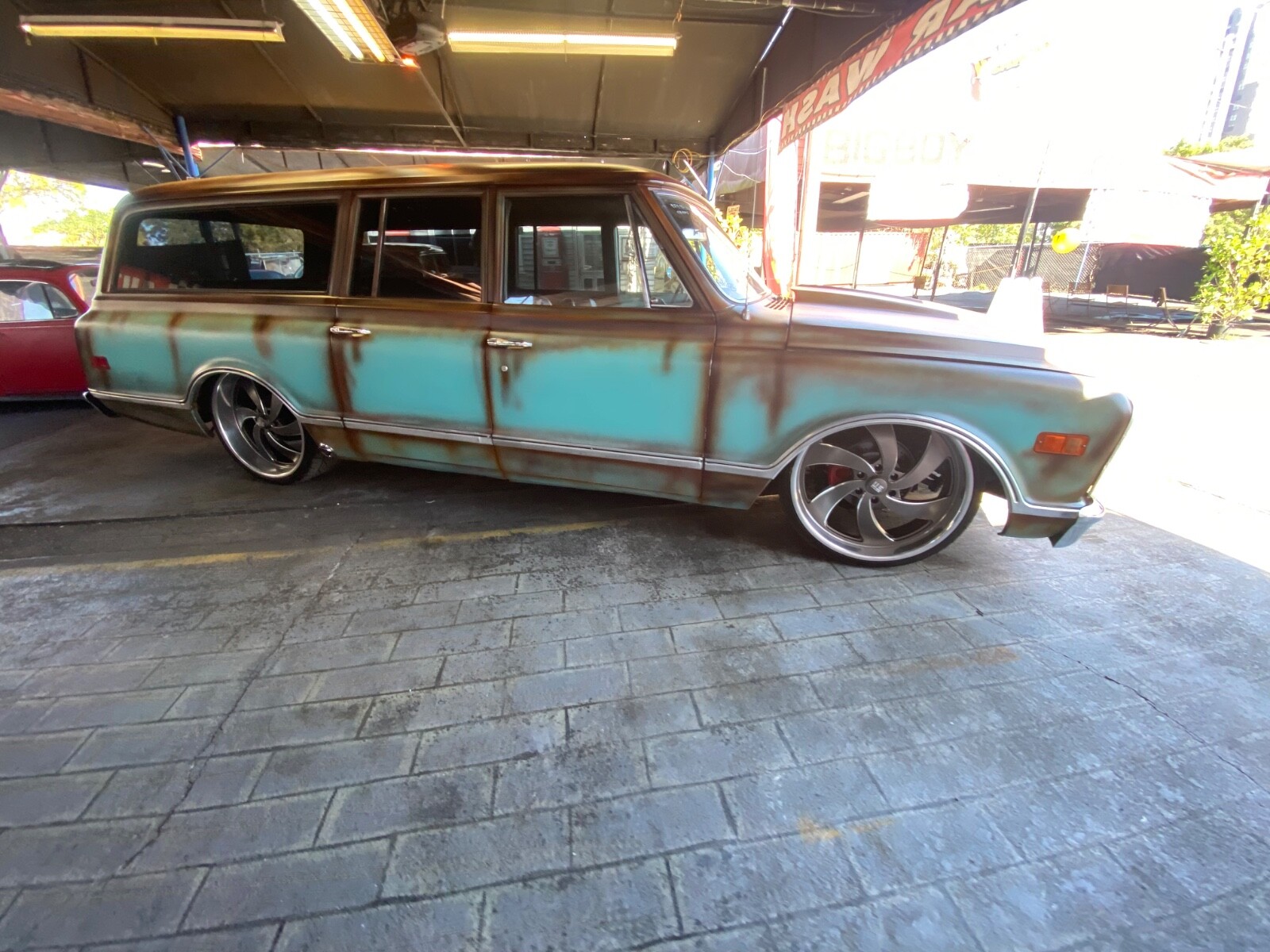 Chevrolet-Suburban-1968-Coupe-35