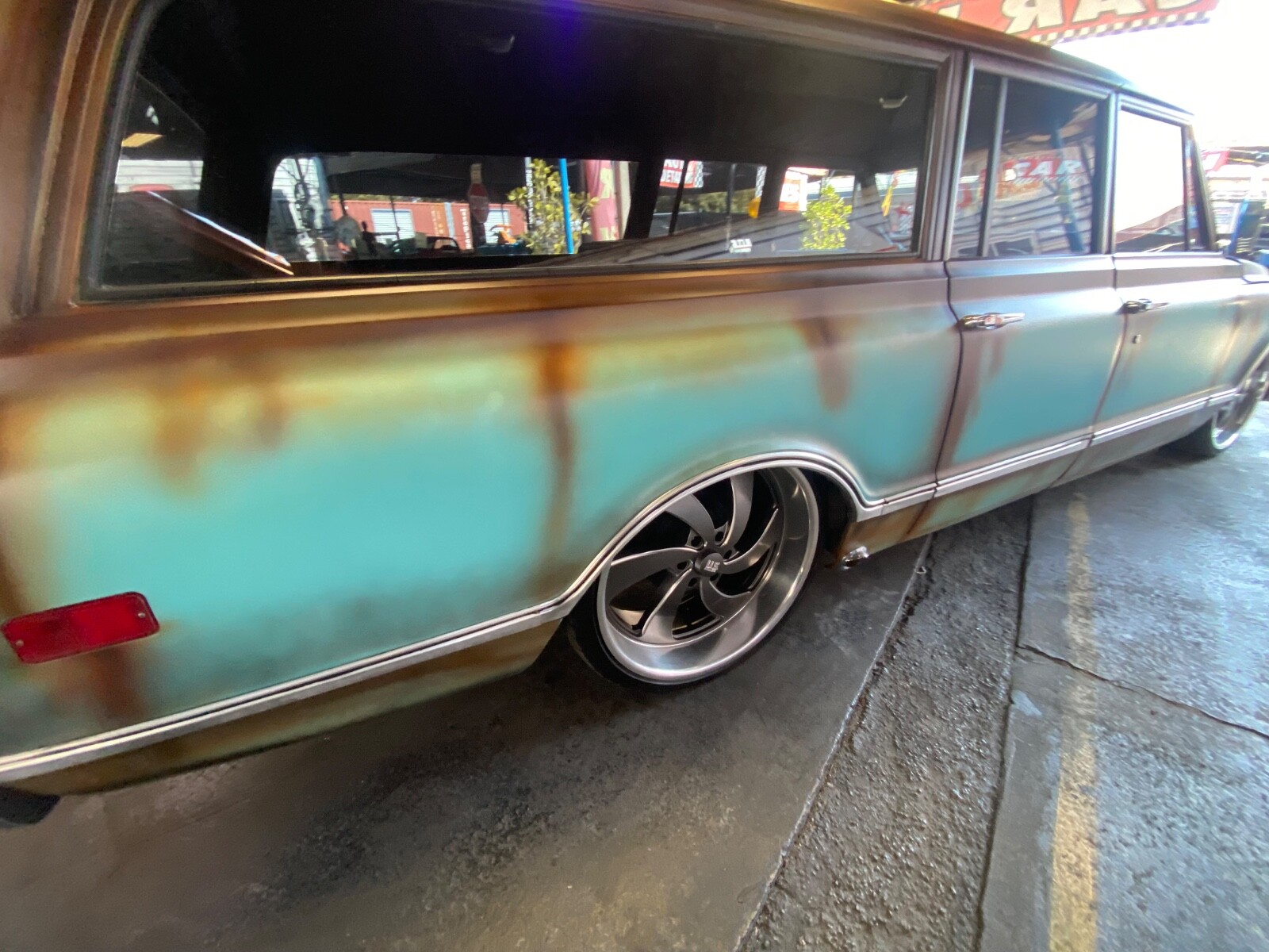 Chevrolet-Suburban-1968-Coupe-37