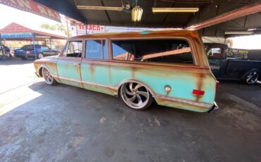 Chevrolet-Suburban-1968-Coupe-4