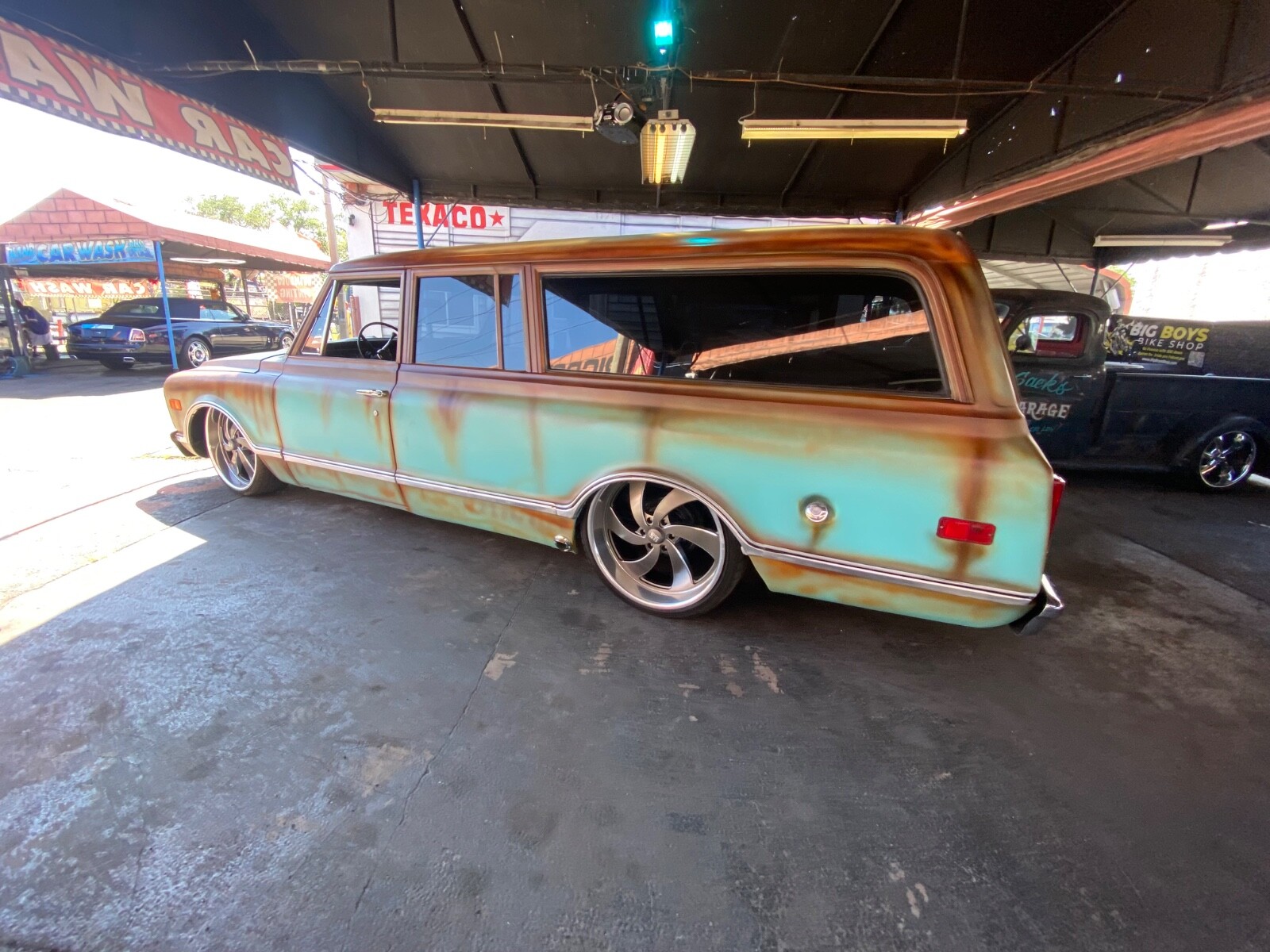 Chevrolet-Suburban-1968-Coupe-4
