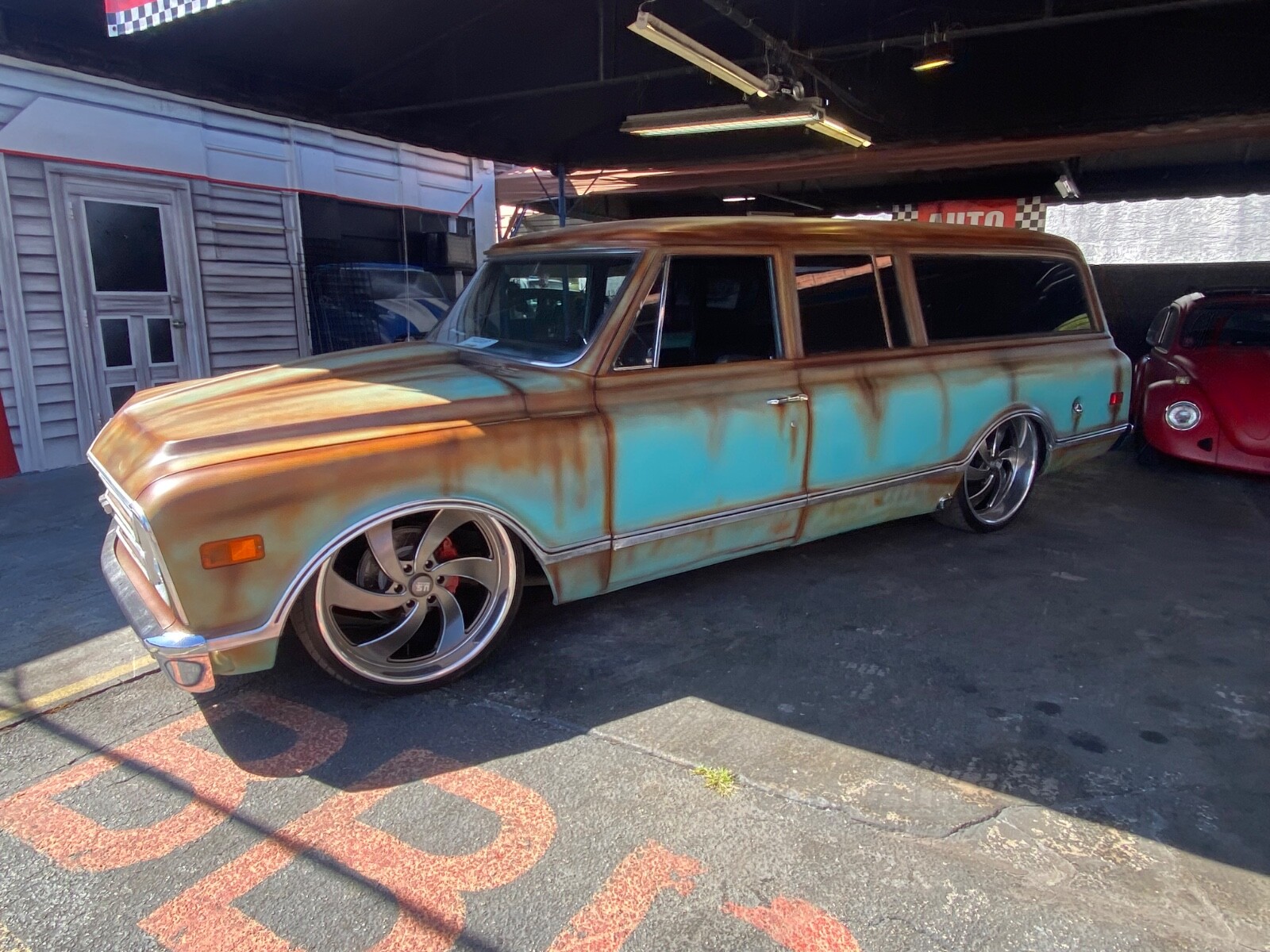 Chevrolet-Suburban-1968-Coupe