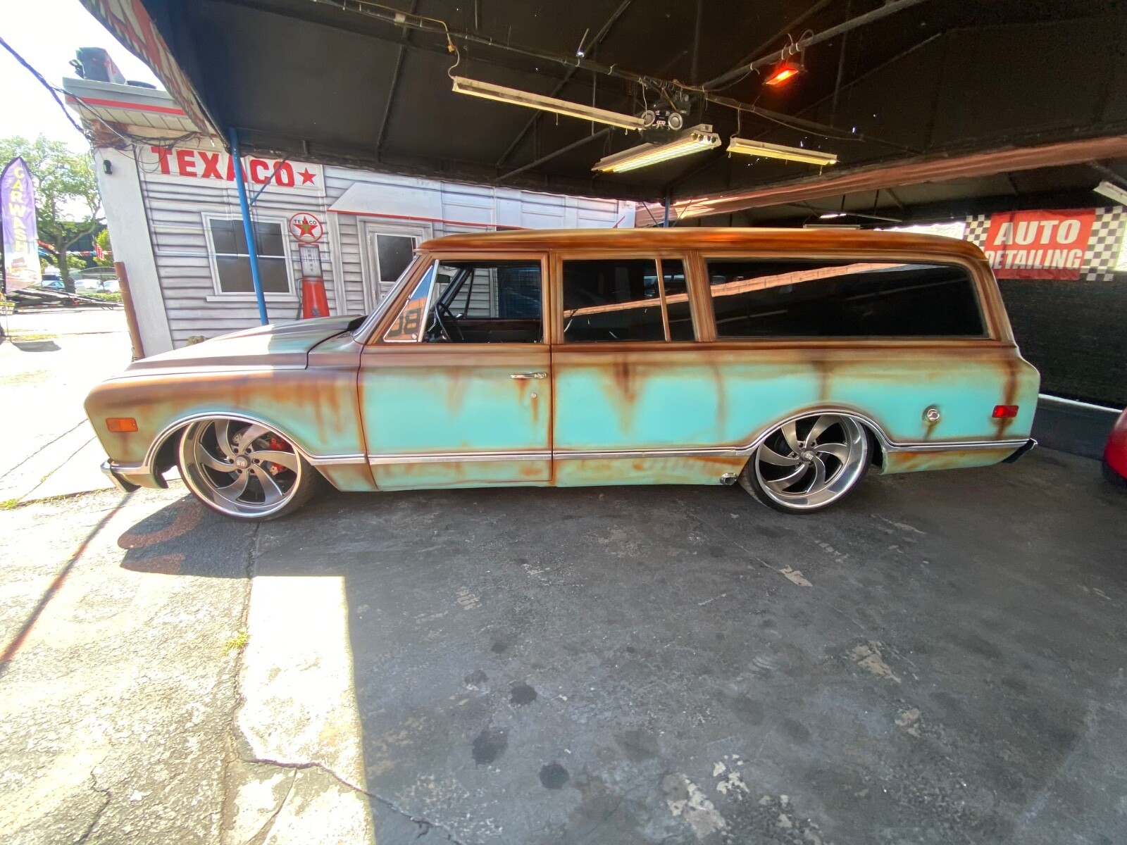 Chevrolet-Suburban-1968-Coupe-5
