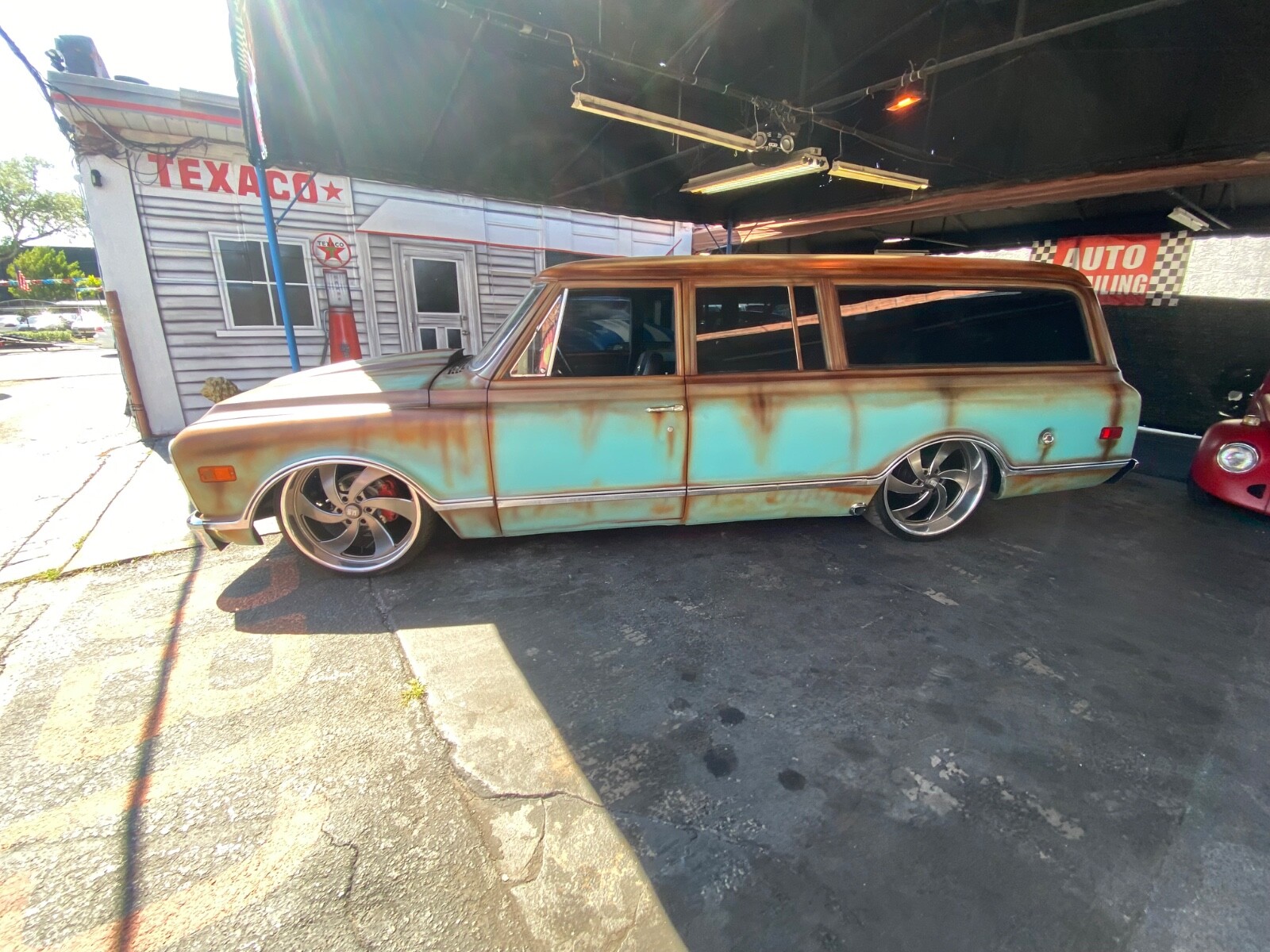 Chevrolet-Suburban-1968-Coupe-6