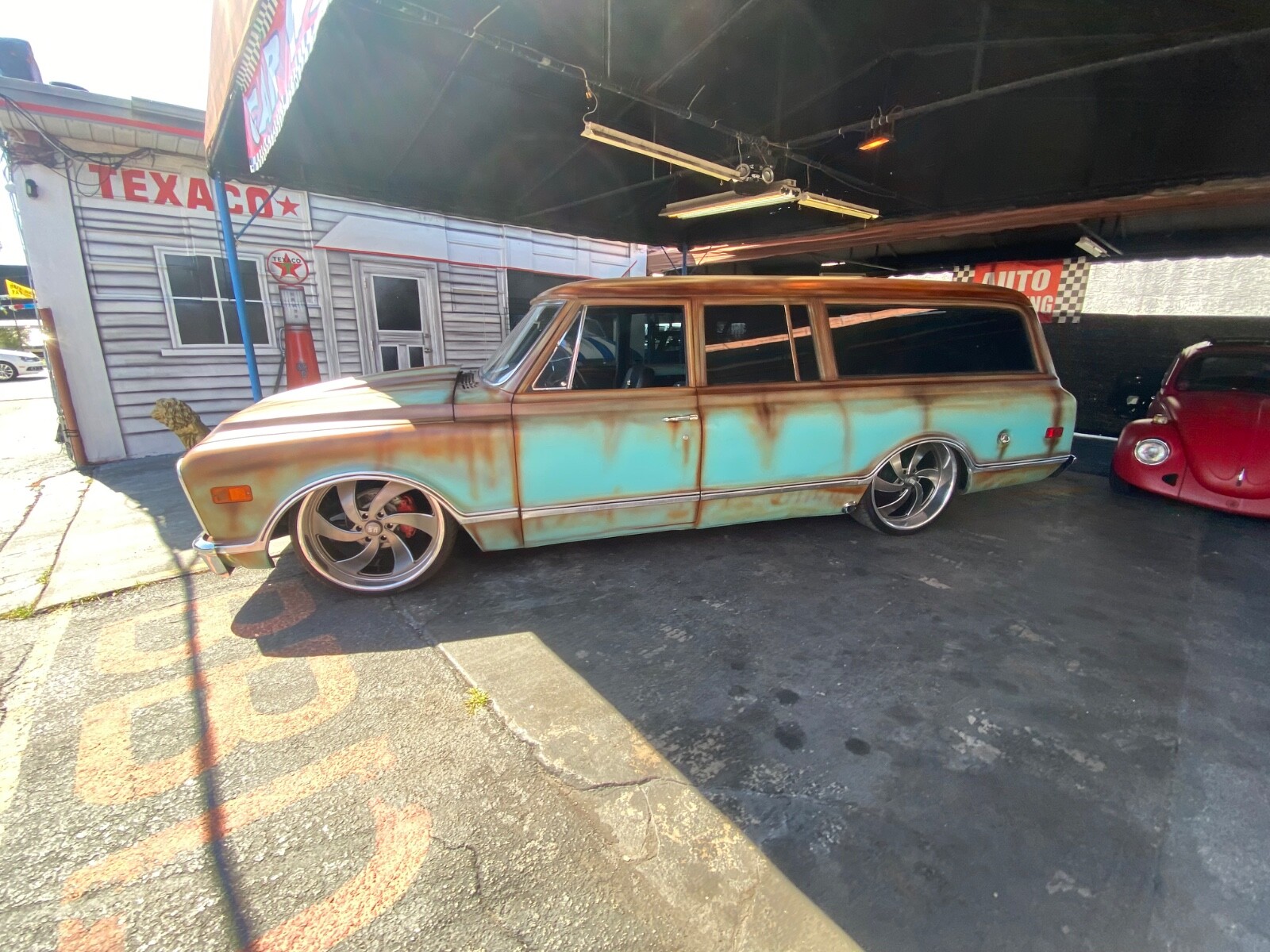 Chevrolet-Suburban-1968-Coupe-7