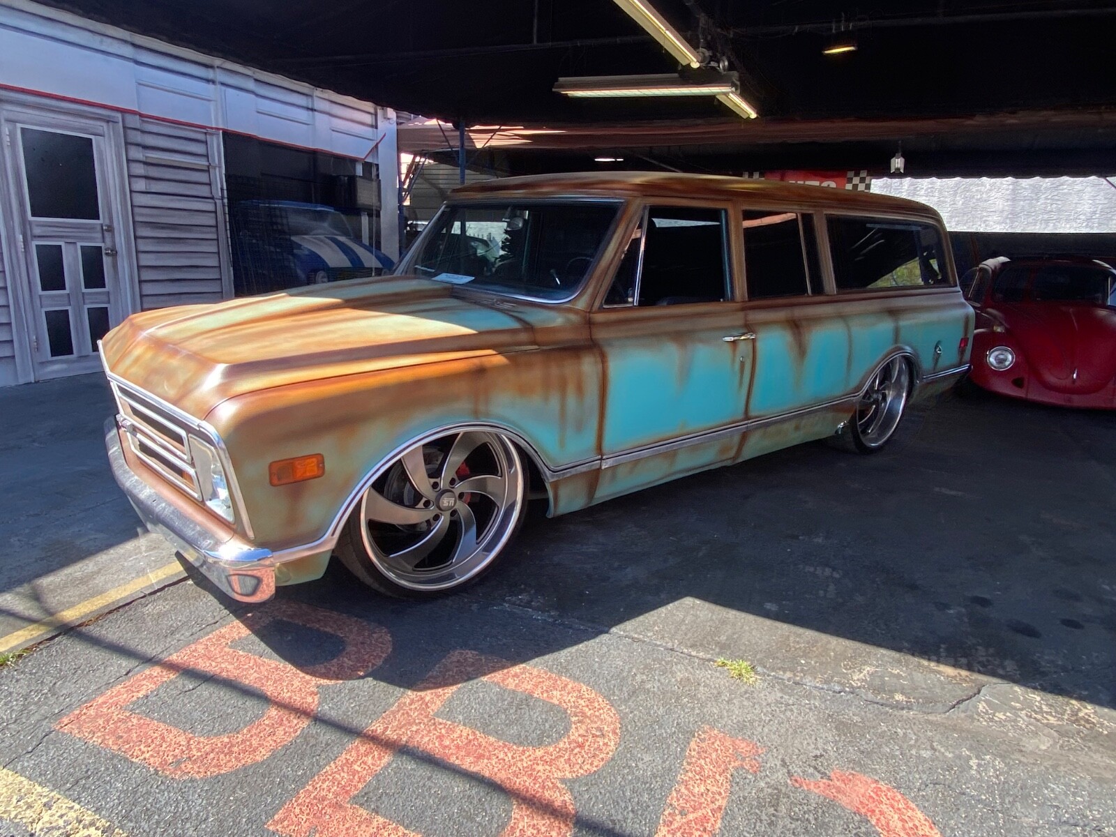 Chevrolet-Suburban-1968-Coupe-8