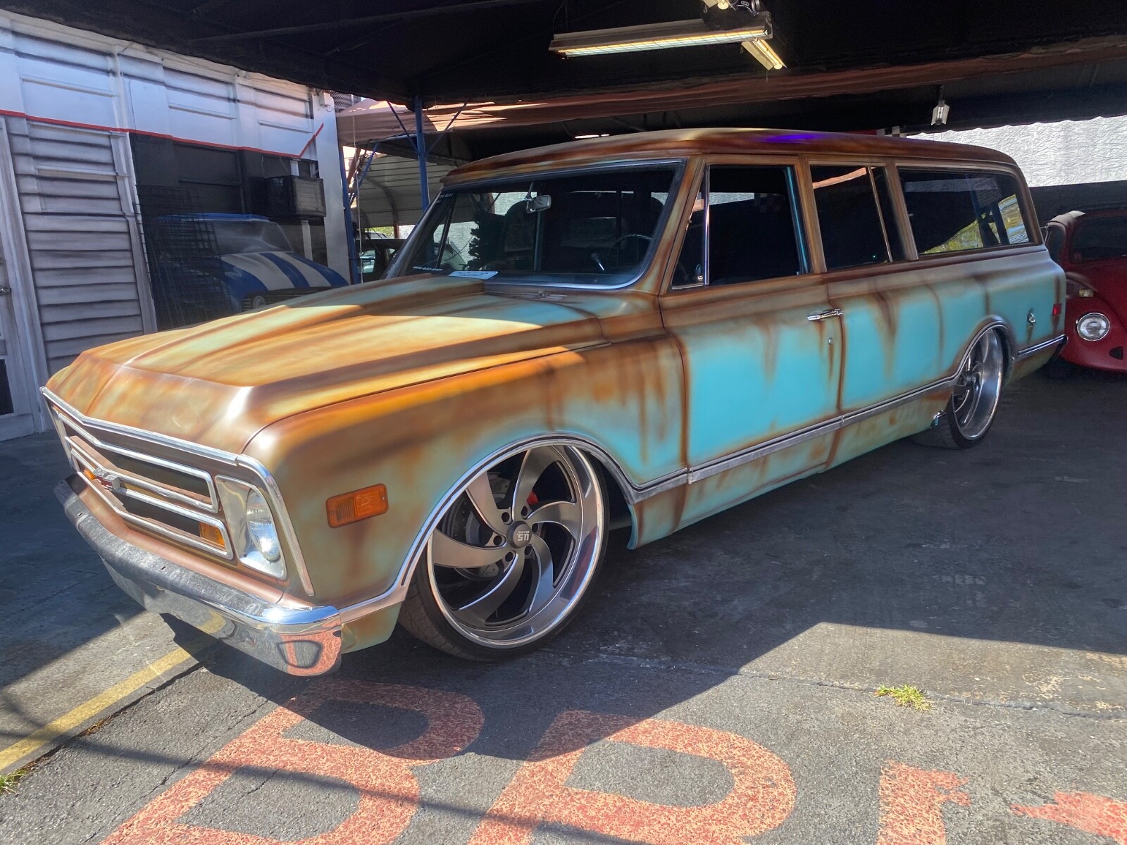 Chevrolet-Suburban-1968-Coupe-9