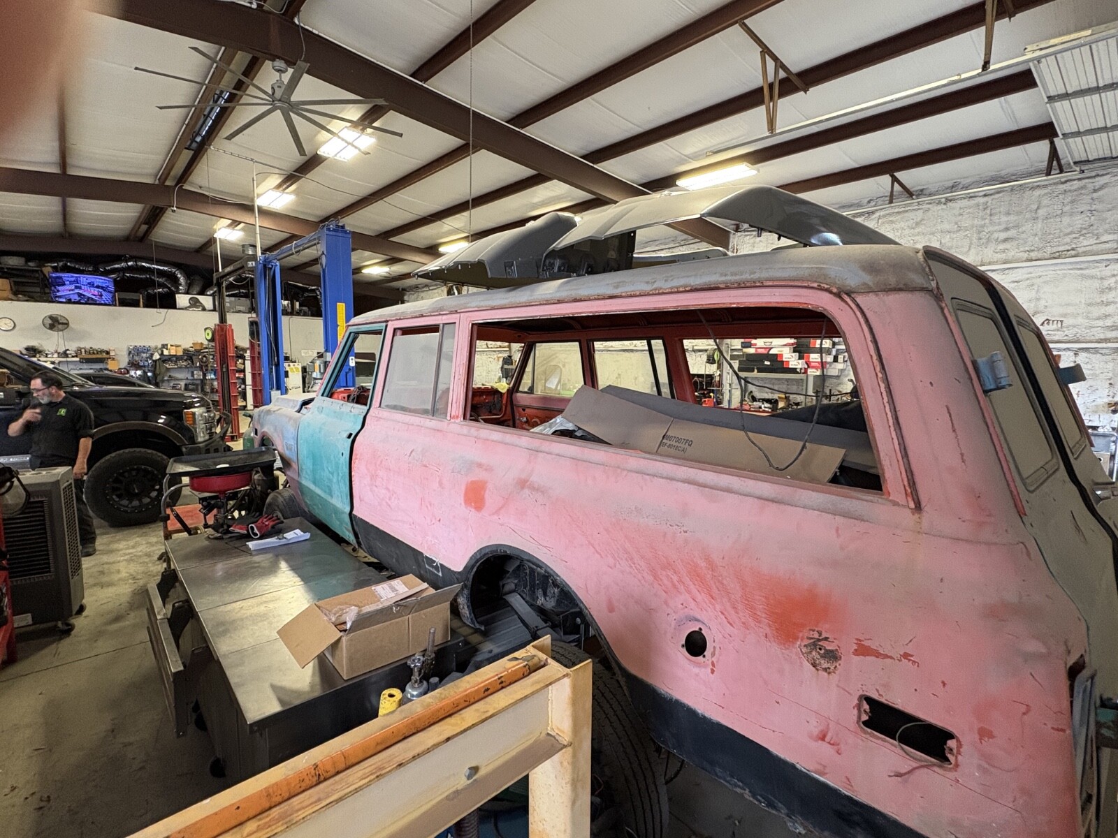 Chevrolet-Suburban-1969-SUV-4