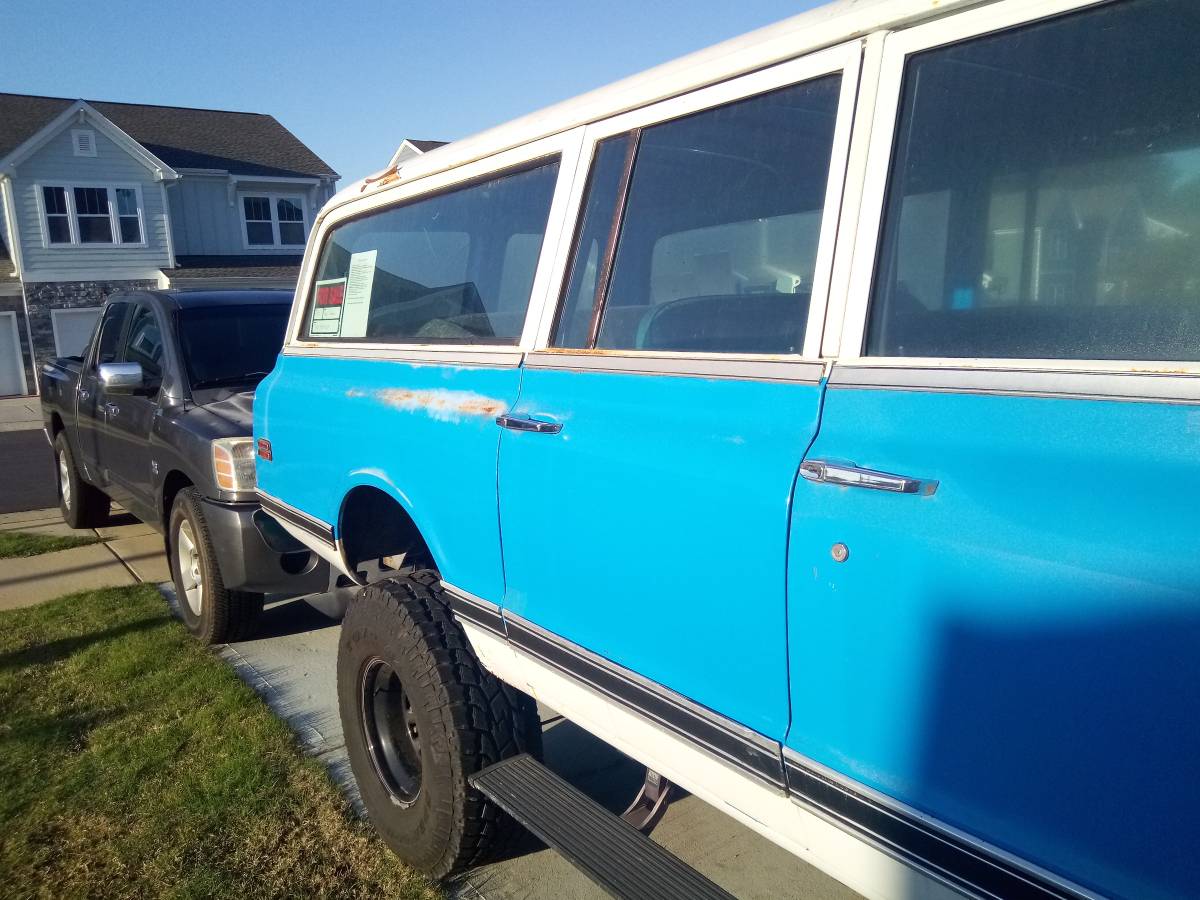 Chevrolet-Suburban-1970-blue-4