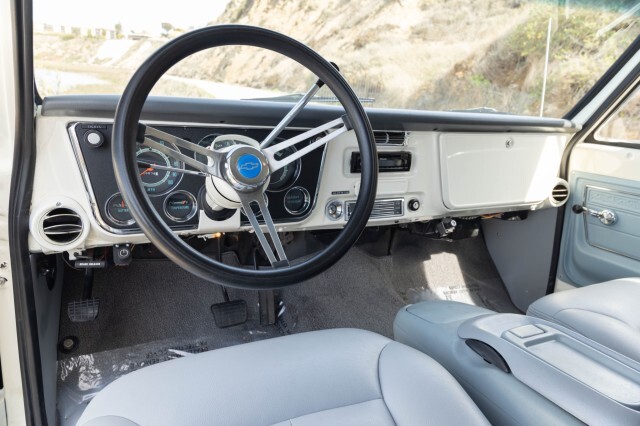 Chevrolet-Suburban-1972-SUV-1