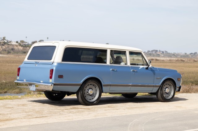 Chevrolet-Suburban-1972-SUV-2
