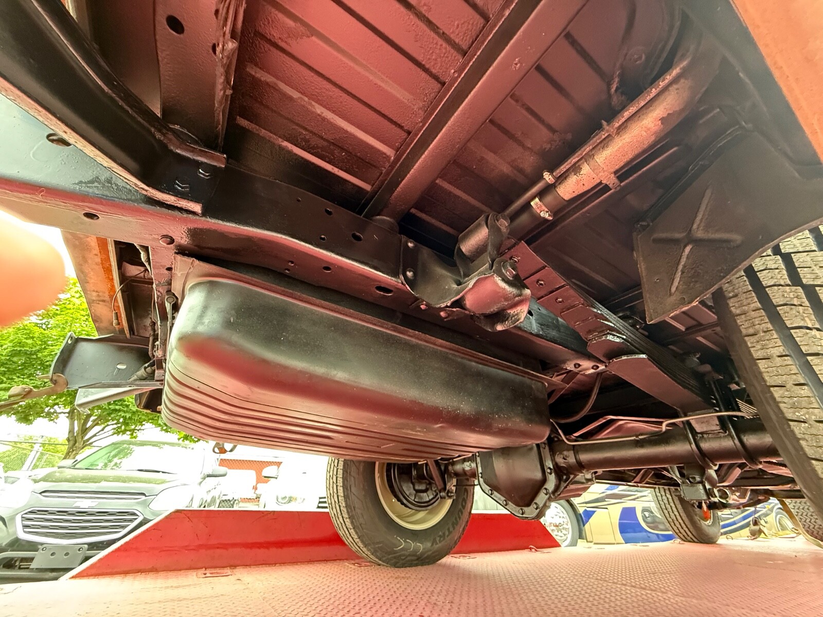 Chevrolet-Suburban-1974-18