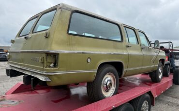 Chevrolet-Suburban-1974-2