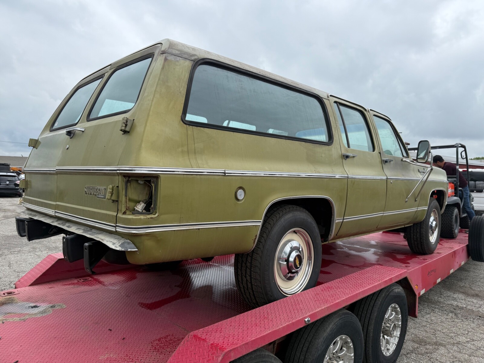 Chevrolet-Suburban-1974-2