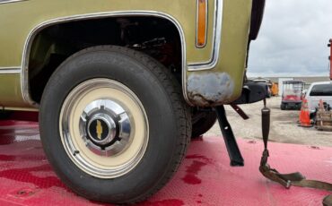 Chevrolet-Suburban-1974-5
