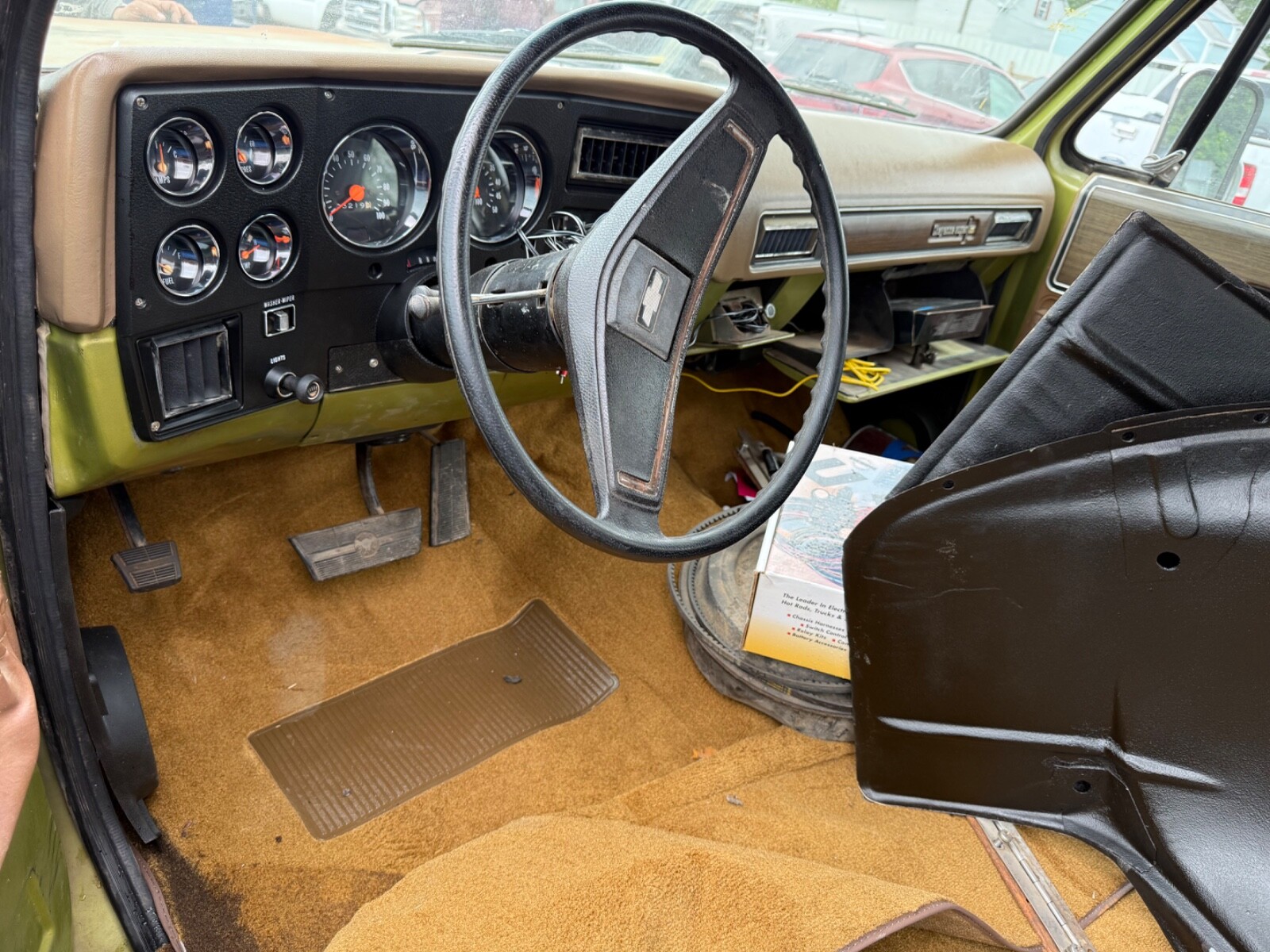 Chevrolet-Suburban-1974-9